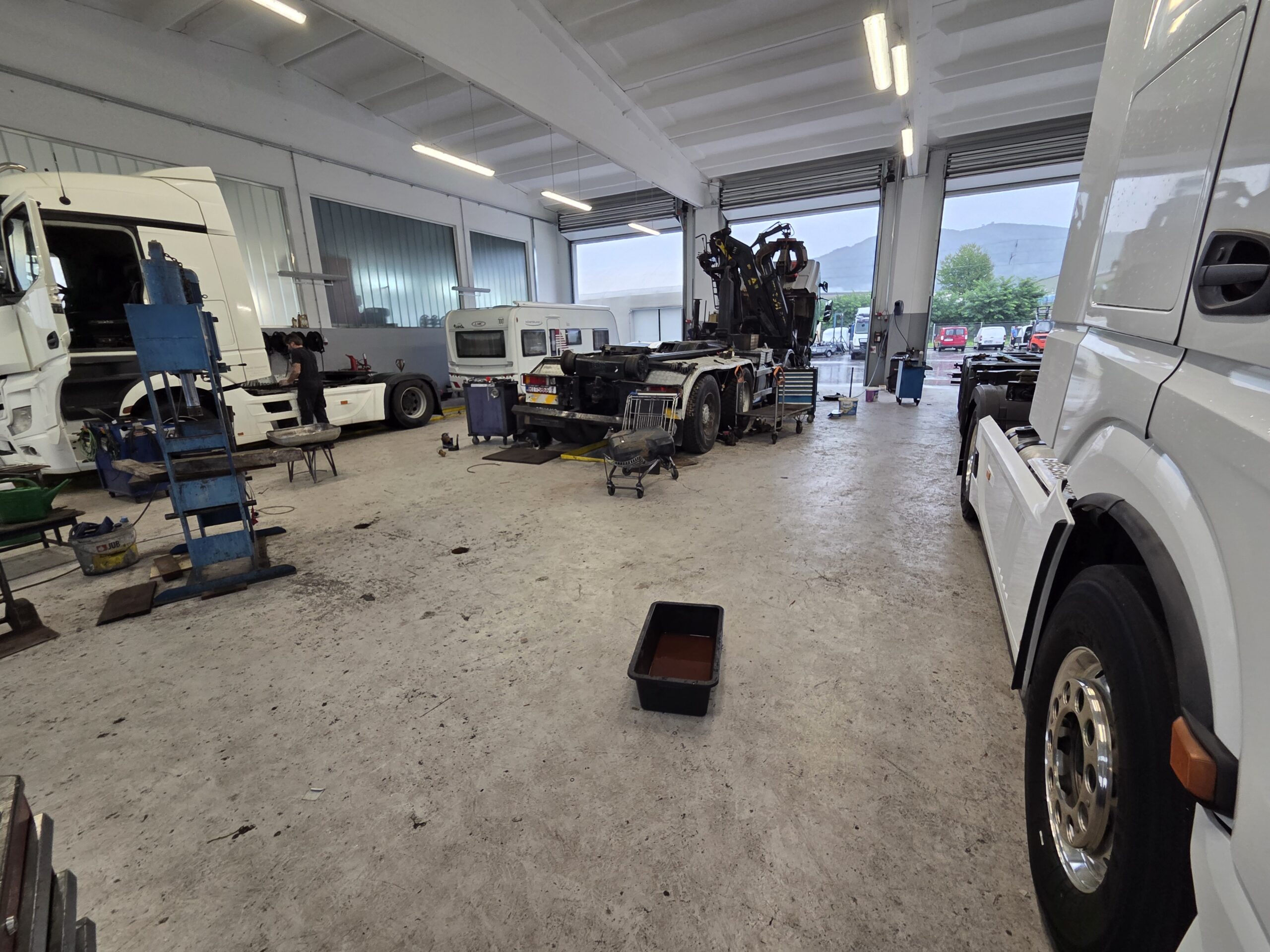 Betonska tla ob servisni opremi, zaščitena z GRAVIHEL 2K PUR