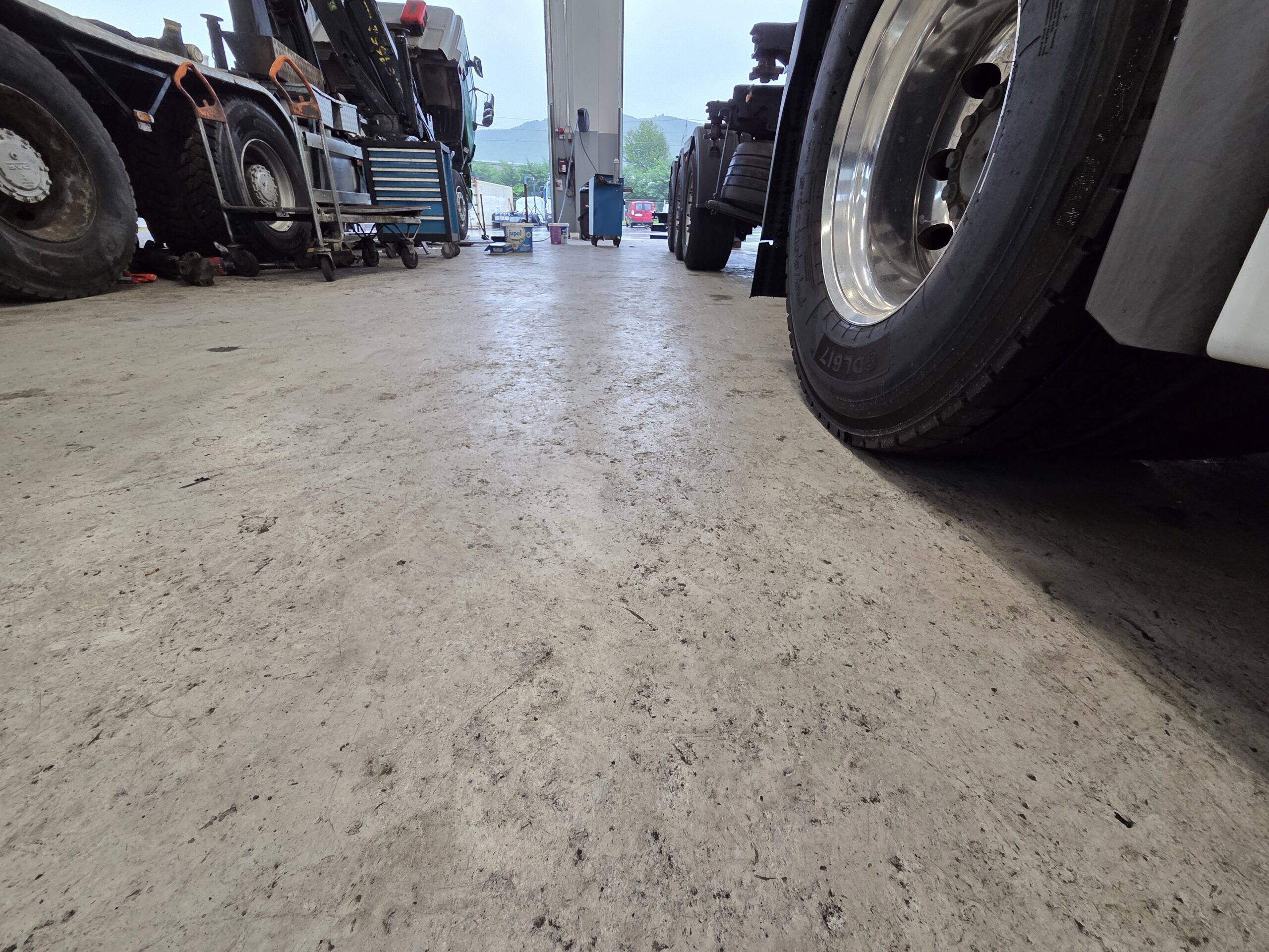 Servis za tovorna vozila z betonskimi tlemi premazanimi z GRAVIHEL 2K PUR