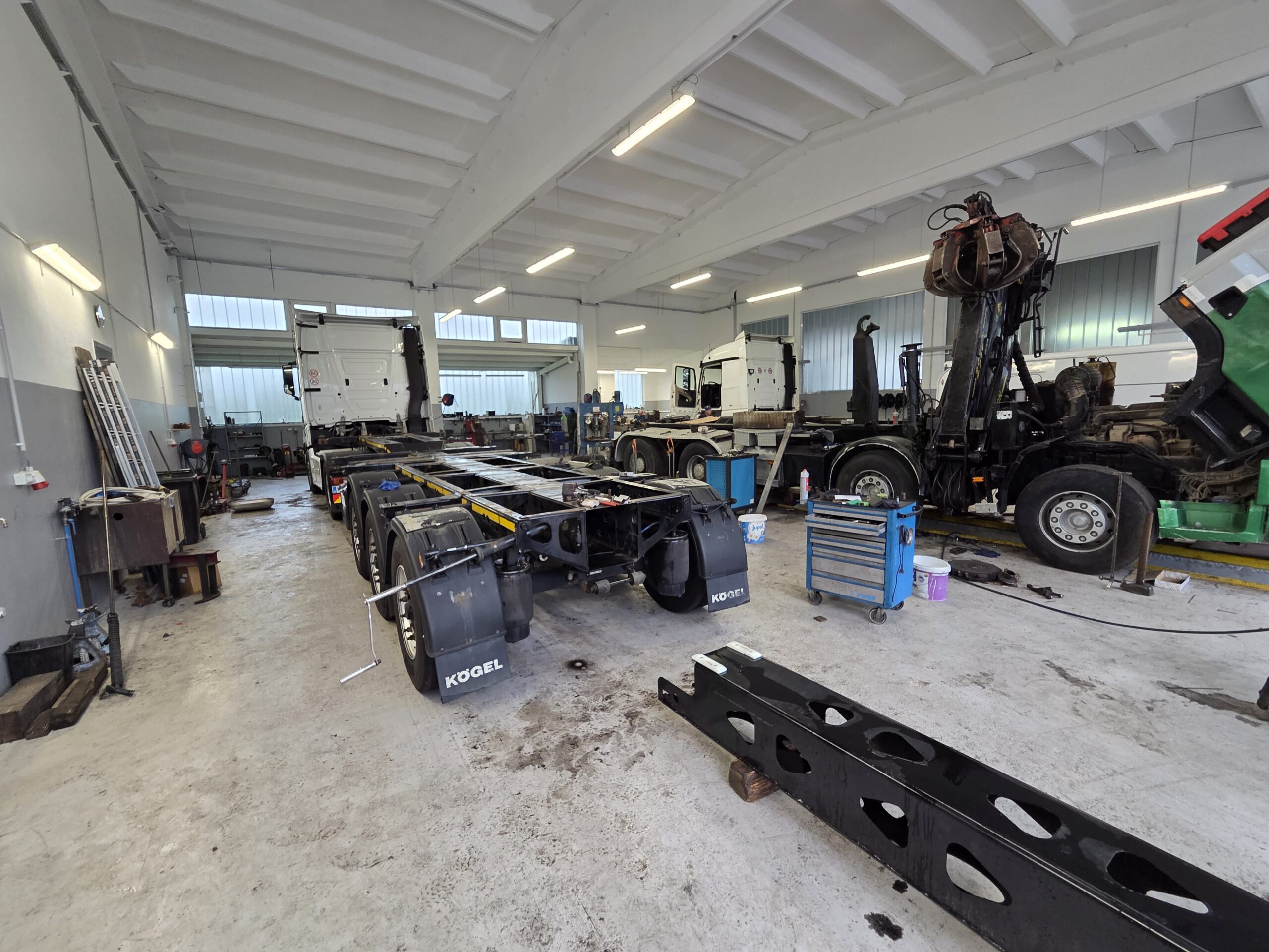 Servisni prostor z vozili in betonskimi tlemi pobarvanimi z GRAVIHEL 2K PUR