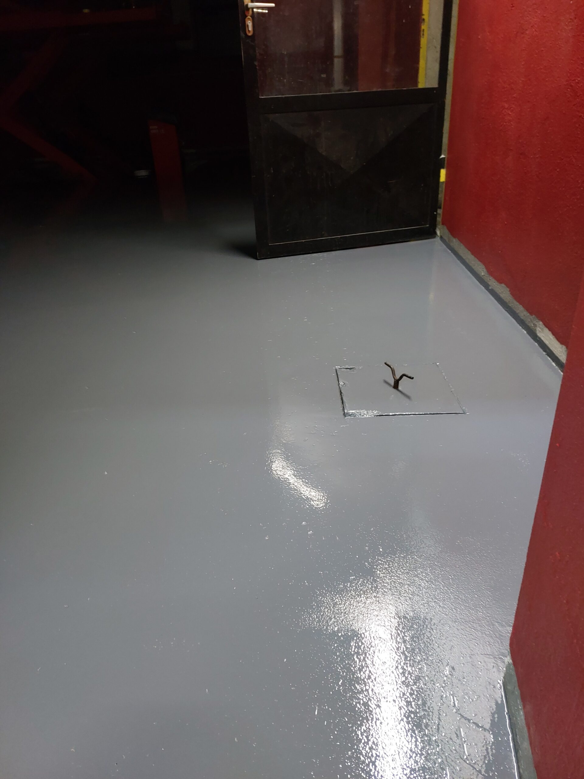 Detajl očiščenih betonskih tal pred nanosom poliuretanske barve za tla